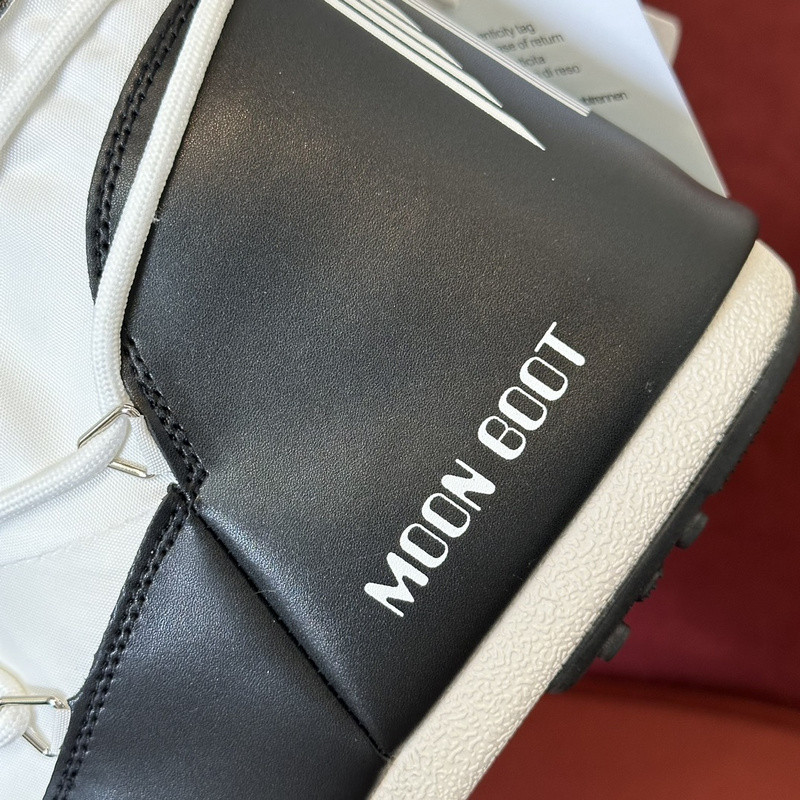 mOON bOOT
