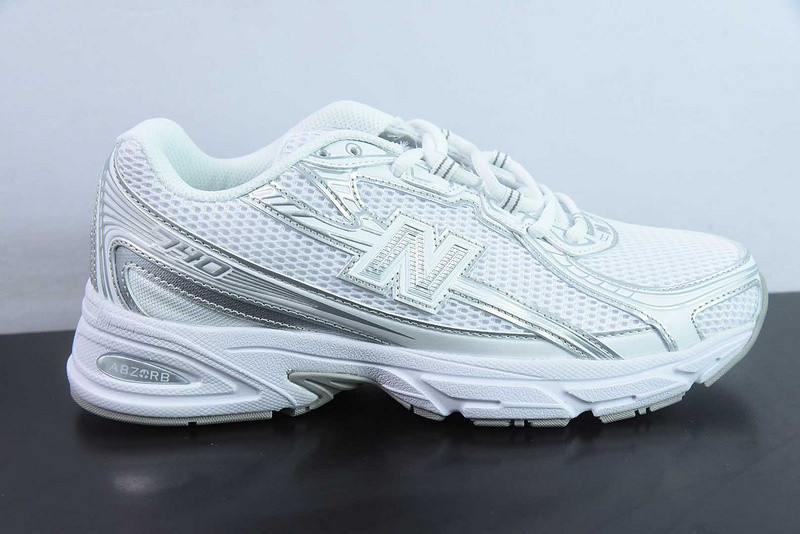 NEW BALANCE SNEAKER