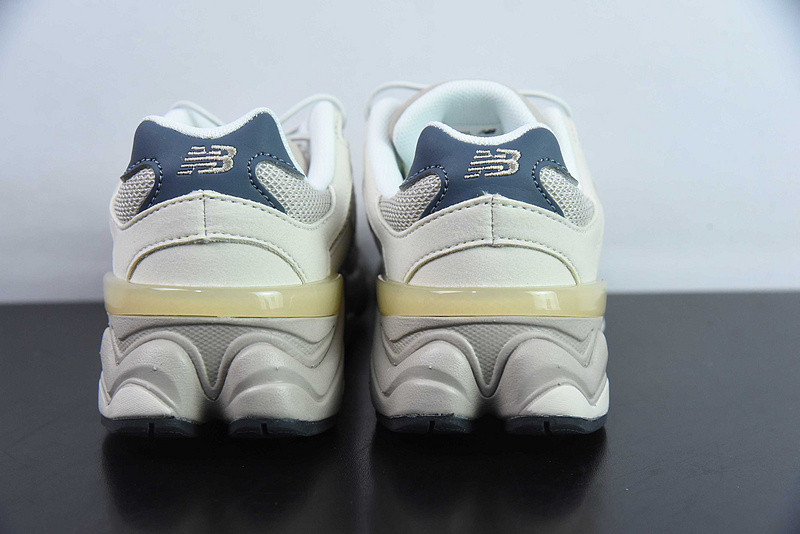 NEW BALANCE SNEAKER