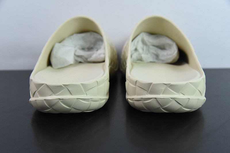 Bo*te*ga ve*ne*ta slide