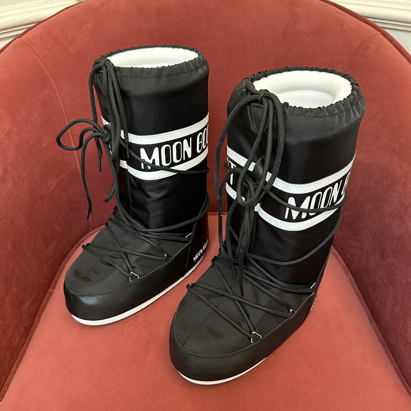mOON bOOT