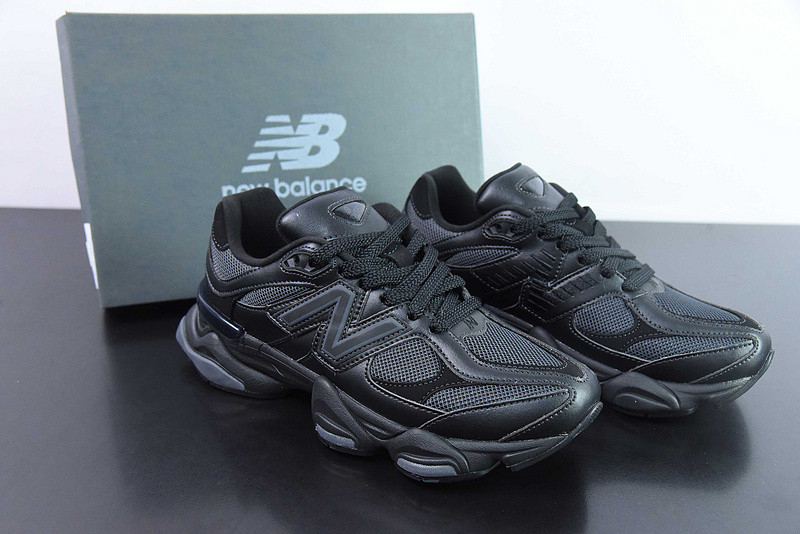 NEW BALANCE SNEAKER