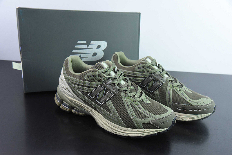 NEW BALANCE SNEAKER